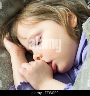 Dormir peu cute baby sucking thumb Banque D'Images