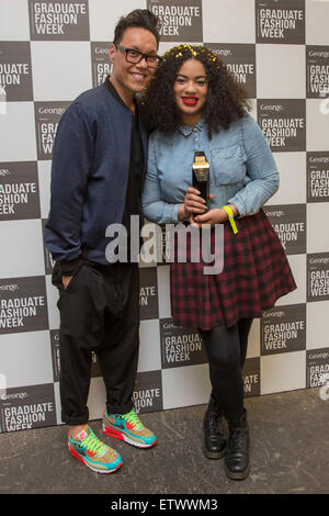 Hannah Wallace, 24 ans, de la Manchester School of Art, lauréat du prix Or George, pose avec Gok Wan. Graduate Fashion Week 2015 se termine par le Gala de remise de prix à la Old Truman Brewery, Londres. Banque D'Images