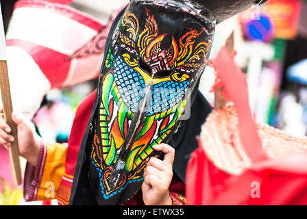 LOEI, THAÏLANDE - Phi Ta Khon Festival en juin dans la province de Loei, Thaïlande. Les jeunes gens de robe dans l'esprit et porter un masque, chanter et Banque D'Images