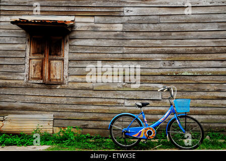 Les murs, les vieilles maisons en bois et un vélo bleu, Chiang Khan,Thailand Banque D'Images