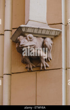 Détail de la sculpture de grenouille sur l'art nouveau dans la vieille ville de Riga, Lettonie Banque D'Images