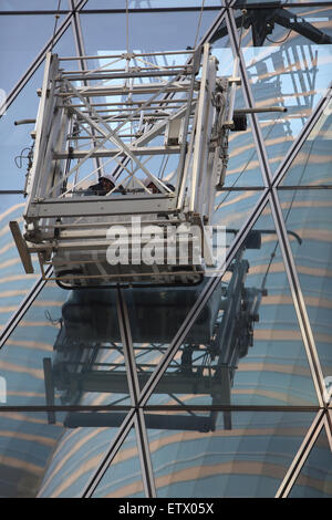 Hong Kong, Chine, de nettoyant de façade au travail sur un gratte-ciel Banque D'Images