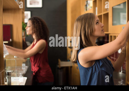 Multi Ethnic baristas travaillant au coffee shop Banque D'Images