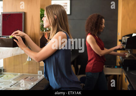 Multi Ethnic baristas travaillant au coffee shop Banque D'Images