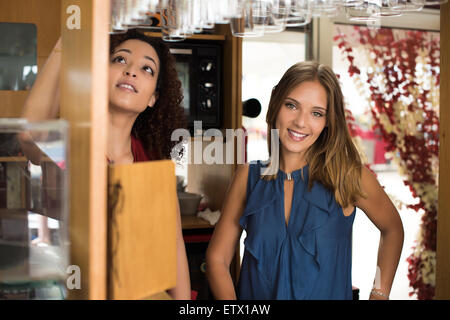 Multi Ethnic baristas travaillant au coffee shop Banque D'Images