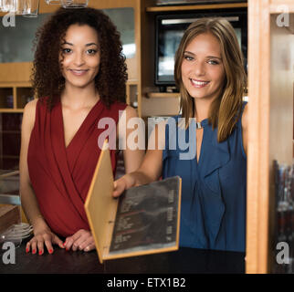 Multi Ethnic baristas travaillant au coffee shop Banque D'Images