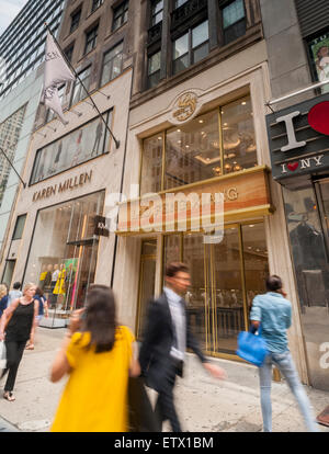 La boutique de bijoux Feng Xiang sur la Cinquième Avenue à New York, le jeudi 11 juin 2015. C'est la première United States store pour la préoccupation de joaillerie haut de gamme qui est déjà vendu dans plus de 2300 magasins en Europe et en Asie. (© Richard B. Levine) Banque D'Images