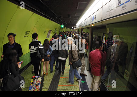 Hong Kong, Chine, de personnes dans une station de métro Banque D'Images