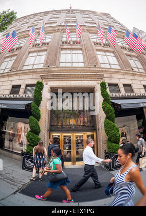Shoppers en dehors du magasin Saks Fifth Avenue à New York, le jeudi 11 juin 2015. La baie d'Hudson, le propriétaire canadien de Saks et Lord & Taylor, a fait état d'une perte au premier trimestre de 54 millions $ CA en citant les dépenses administratives et les coûts liés aux ventes. Le Saks ont progressé de 0,6  % alors que sa marque sortie OFF 5ème, 10,3  %. (© Richard B. Levine) Banque D'Images