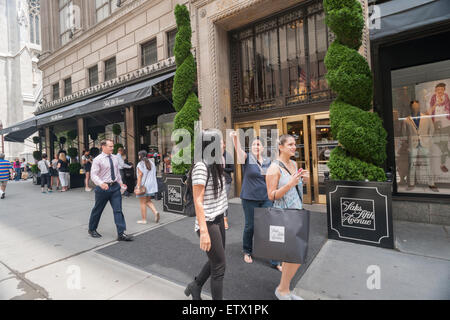 Shoppers en dehors du magasin Saks Fifth Avenue à New York, le jeudi 11 juin 2015. La baie d'Hudson, le propriétaire canadien de Saks et Lord & Taylor, a fait état d'une perte au premier trimestre de 54 millions $ CA en citant les dépenses administratives et les coûts liés aux ventes. Le Saks ont progressé de 0,6  % alors que sa marque sortie OFF 5ème, 10,3  %. (© Richard B. Levine) Banque D'Images