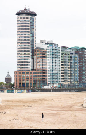 L'Europe, Pays-Bas, Zeeland, Vlissingen sur l'île de Walcheren, immeubles de grande hauteur sur le Boulevard de la plage, des hôtels et des Banque D'Images