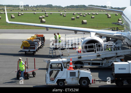 Tinnum, Allemagne, valises chargées sur l'aéroport de Sylt à un aéronef Banque D'Images