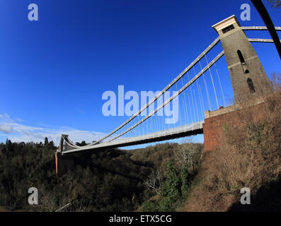 Clifton Suspension Bridge, enjambant l'Avon Gorge, Clifton, Bristol, England, UK. Distorsion de l'objectif grand angle. Banque D'Images