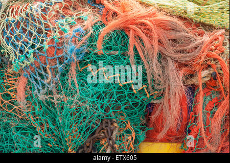 Masse de résisté à sec des filets de pêche avec des mailles de tailles différentes un mélange d'ancien et de nouveau net nylon Banque D'Images