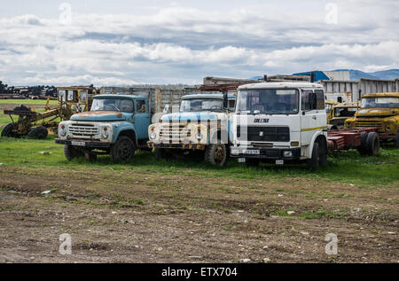 Vieille ZIL-133 camions en Géorgie Banque D'Images