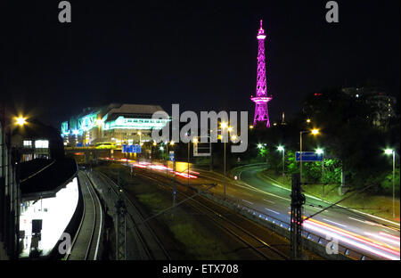 Berlin, Allemagne, la tour radio et la CPI sur l'A100 dans la nuit Banque D'Images