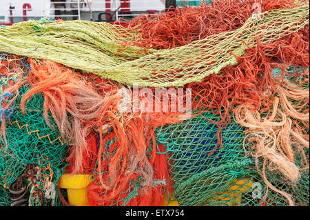 Masse de résisté à sec des filets de pêche avec des mailles de tailles différentes un mélange d'ancien et de nouveau net nylon Banque D'Images