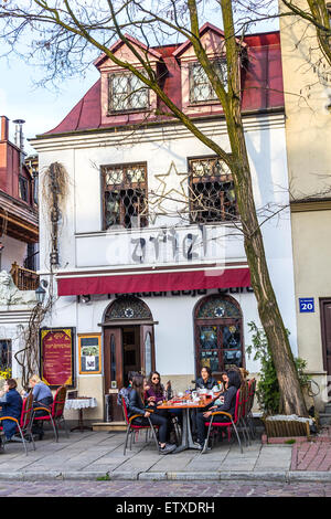 Le restaurant juif de Kazimierz à Ariel, ancien quartier juif de Cracovie, Pologne avec les gens assis aux tables. Banque D'Images