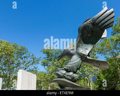 Aigle en bronze et gerbe Statue, East Coast War Memorial, Battery Park, NYC Banque D'Images