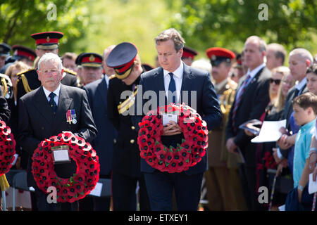 David Cameron, centre, dépose une couronne au cours du service de reconsécration du Bastion Wall au National Memorial Arboretum Banque D'Images