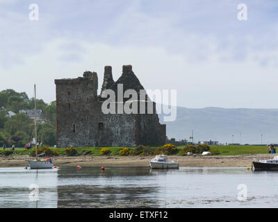 Vue sur le Loch Ranza à Lochranza Castle un 16thc L-tour plan maison sur un promontoire panoramique magnifique île d'Arran en Écosse ,belle météo jour Mai Banque D'Images