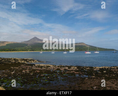 Voir l'ensemble de l'estuaire de la Clyde à Brodick Goatfell Mountain Isle of Arran North Ayrshire en Écosse, le beau ciel bleu météo jour Mai yachts amarrés Banque D'Images