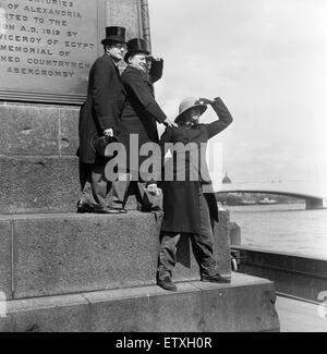 Les hommes de main de la renommée de la BBC à Cleopatra's Needle sur l'Embankment, London. Le voyage a été d'obtenir du matériel pour leur programme 'pourquoi'. Le matériel dont ils ont obtenu sur l'aiguille pourquoi a été découvert a été mis dans une émission de radio de 30 minutes. De gauche à droite sont Pete Banque D'Images