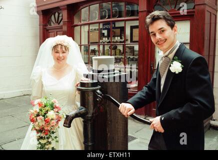 La première réception de mariage a eu lieu à Preston Hall Museum, Eaglescliffe. Après leur mariage à l'église St Peters, Stockton, Louise Haywood et Michael Wade ont tenu leur redeption au musée, où ils ont visité la période street pour les photos pour leur Banque D'Images