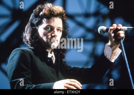 Bono, chanteur du groupe de rock irlandais U2, présentée au cours de la bande l';il concert à Milton Keynes Bowl. 22 juin 1985. Banque D'Images