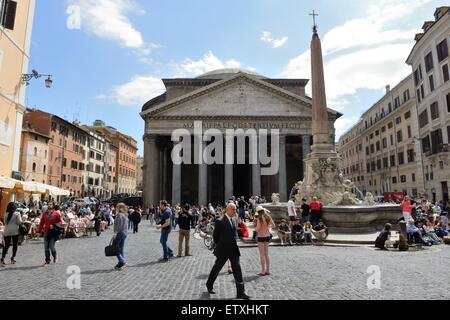 La Piazza della Rotonda , la Fontana del Panthéon et le Panthéon de Rome, Italie Banque D'Images