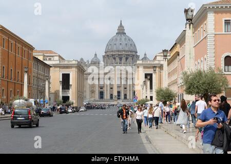 À la Via della Conciliazione de la Basilique Saint Pierre, à Rome, Italie Banque D'Images