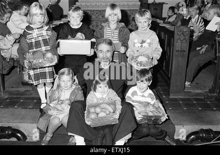 Enchères un adieu au Rev Bob Shaw sont élèves de Cumberworth Première école à leur fête des récoltes. M. Shaw, le vicaire de St Nicholas Church, Cumberworth, Recteur de l'église Holy Trinity, Denby Dale et St John's Church, Denby laisse t Banque D'Images