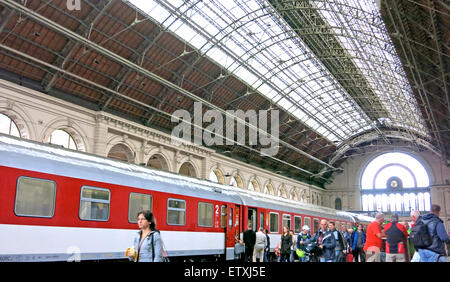 En train La gare Keleti Palyaudvar Budapest Hongrie Banque D'Images