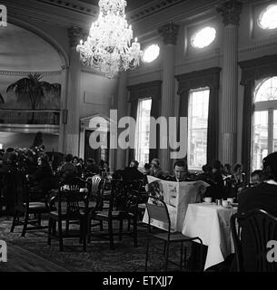 Le restaurant de la salle des pompes à Bath, Somerset. 29 novembre 1964. Banque D'Images