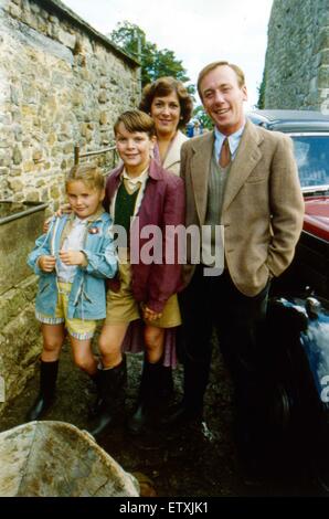 'Toutes les créatures grandes et petites' acteurs Rebecca Smith, Oliver Wilson, Lynda Bellingham et Christopher Timothy. Janvier 1988. Banque D'Images