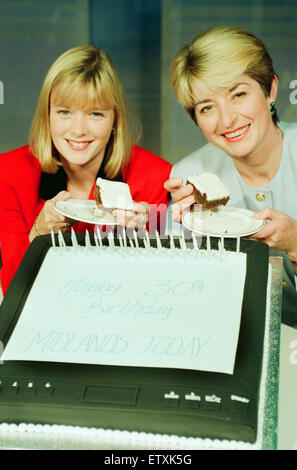 Julie Etchingham & Kay Alexander, présentateurs, Midlands Today, BBC World news service de télévision pour les West Midlands, célébrer le programme atteint son 30e anniversaire de l'être sur l'air, Pebble Mill, le 26 septembre 1994. Banque D'Images