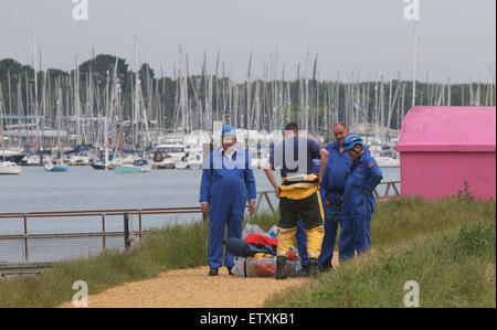 Warash, Hampshire, Royaume-Uni. 16 Juin, 2015. GV's montrant les opérations de sauvetage et de récupération ayant lieu sur la rivière Hamble dans le Hampshire. Les services d'urgence ont été appelé juste après 8 heures ce matin après une relative au bien-être social Crédit : Jason Kay/Alamy Live News Banque D'Images