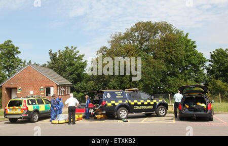 Warash, Hampshire, Royaume-Uni. 16 Juin, 2015. GV's montrant les opérations de sauvetage et de récupération ayant lieu sur la rivière Hamble dans le Hampshire. Les services d'urgence ont été appelé juste après 8 heures ce matin après une relative au bien-être social Crédit : Jason Kay/Alamy Live News Banque D'Images