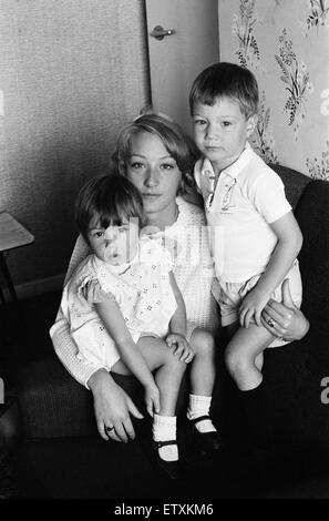 Mme Gillian Wombwell, épouse de assassiné le détective David Wombwell a l'âge de 25 ans, photographié à la maison, avec les enfants, Melanie âgés de 2 et 3 ans à l'Est, Daen Acton, 3e septembre 1966. Banque D'Images