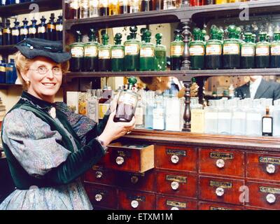 Docteur Margaret Poire, président de la direction générale de la Teesside Pharmaceutical Society, a pris un pas en arrière dans le temps qu'elle a ouvert à Preston Hall Museum's Victorian street à l'occasion du 150e anniversaire de l'association. 25 juin 1991. Banque D'Images