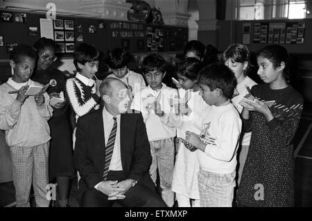 L'heure des questions de l'École Junior Birkby... avec le professeur M. Peter Prichard dans la ligne de tir ! L'interview a été réalisée par les élèves de la classe 4T, qui prennent part à l'examinateur la concurrence. Journaliste Junior Et avec des cahiers et stylos à la rea Banque D'Images