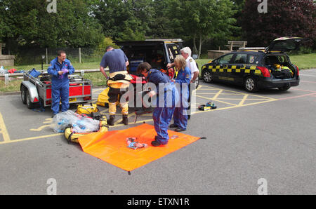 Warash, Hampshire, Royaume-Uni. 16 Juin, 2015. GV's montrant les opérations de sauvetage et de récupération ayant lieu sur la rivière Hamble dans le Hampshire. Les services d'urgence ont été appelé juste après 8 heures ce matin après une relative au bien-être social Crédit : Jason Kay/Alamy Live News Banque D'Images