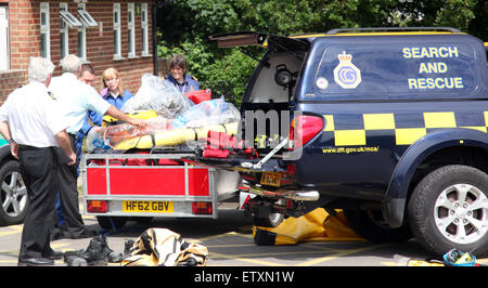 Warash, Hampshire, Royaume-Uni. 16 Juin, 2015. GV's montrant les opérations de sauvetage et de récupération ayant lieu sur la rivière Hamble dans le Hampshire. Les services d'urgence ont été appelé juste après 8 heures ce matin après une relative au bien-être social Crédit : Jason Kay/Alamy Live News Banque D'Images