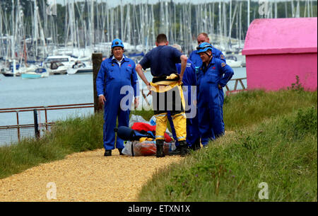 Warash, Hampshire, Royaume-Uni. 16 Juin, 2015. GV's montrant les opérations de sauvetage et de récupération ayant lieu sur la rivière Hamble dans le Hampshire. Les services d'urgence ont été appelé juste après 8 heures ce matin après une relative au bien-être social Crédit : Jason Kay/Alamy Live News Banque D'Images