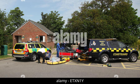 Warash, Hampshire, Royaume-Uni. 16 Juin, 2015. GV's montrant les opérations de sauvetage et de récupération ayant lieu sur la rivière Hamble dans le Hampshire. Les services d'urgence ont été appelé juste après 8 heures ce matin après une relative au bien-être social Crédit : Jason Kay/Alamy Live News Banque D'Images