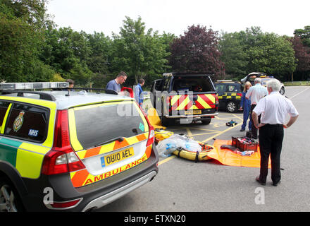 Warash, Hampshire, Royaume-Uni. 16 Juin, 2015. GV's montrant les opérations de sauvetage et de récupération ayant lieu sur la rivière Hamble dans le Hampshire. Les services d'urgence ont été appelé juste après 8 heures ce matin après une relative au bien-être social Crédit : Jason Kay/Alamy Live News Banque D'Images