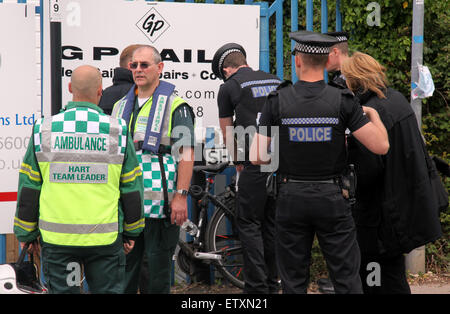 Warash, Hampshire, Royaume-Uni. 16 Juin, 2015. GV's montrant les opérations de sauvetage et de récupération ayant lieu sur la rivière Hamble dans le Hampshire. Les services d'urgence ont été appelé juste après 8 heures ce matin après une relative au bien-être social Crédit : Jason Kay/Alamy Live News Banque D'Images