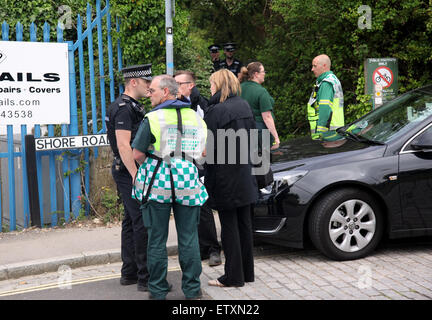 Warash, Hampshire, Royaume-Uni. 16 Juin, 2015. GV's montrant les opérations de sauvetage et de récupération ayant lieu sur la rivière Hamble dans le Hampshire. Les services d'urgence ont été appelé juste après 8 heures ce matin après une relative au bien-être social Crédit : Jason Kay/Alamy Live News Banque D'Images