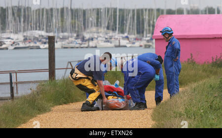 Warash, Hampshire, Royaume-Uni. 16 Juin, 2015. GV's montrant les opérations de sauvetage et de récupération ayant lieu sur la rivière Hamble dans le Hampshire. Les services d'urgence ont été appelé juste après 8 heures ce matin après une relative au bien-être social Crédit : Jason Kay/Alamy Live News Banque D'Images