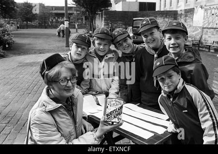 Chef Louveteau Bronwyn Brook, du groupe Baptiste Golcar, photographiée avec les louveteaux de Golcar et enclos qui ont contribué dans une "Ile d'autocollants" sur la Piazza qui a soulevé environ £245 pour l'appel. Les autocollants remplacer les pièces d'un anciennement utilisées dans ce Banque D'Images